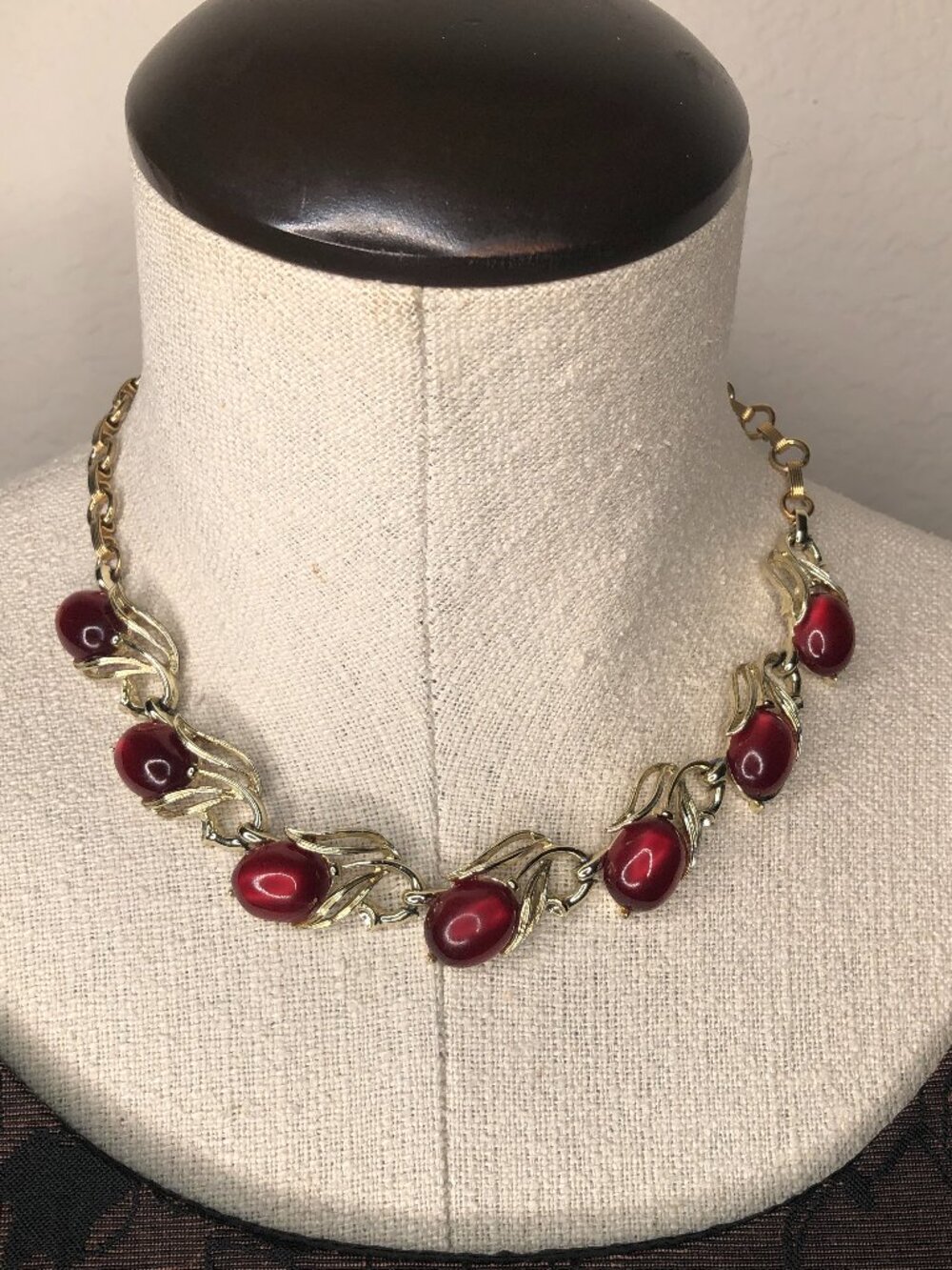 GORGEOUS, Vintage "Lisner" Ruby Red Necklace, LIKE NEW